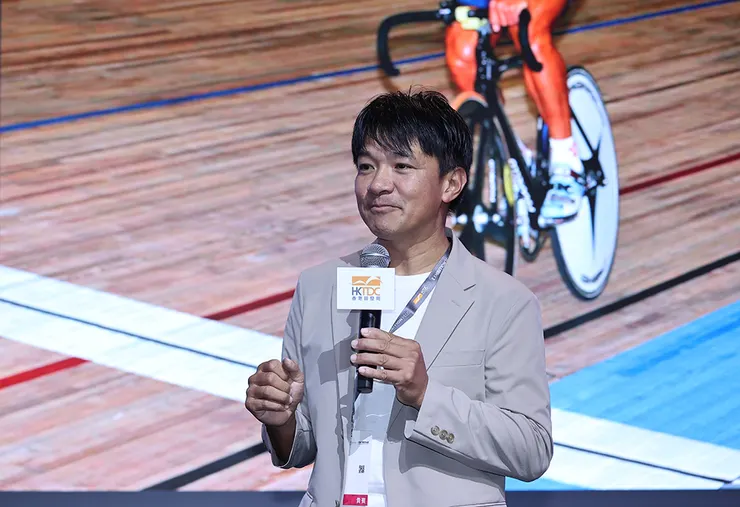 「亞洲車神」之稱的退役單車運動員黃金寶