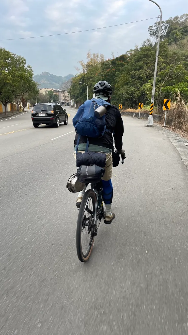 在前往中興嶺的路上，被LQYF團長給攝了。後背包真的太小，徵求贊助商啊~~