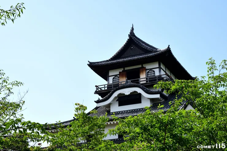 成瀨氏時期增建的部分就蓋在二樓的歇山頂上，三樓的屋簷則採用唐破風的設計