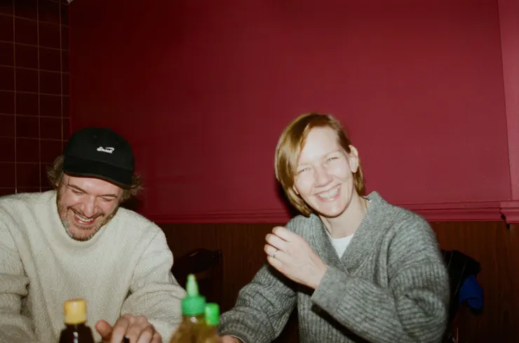 片頭之初，用了大量的「過去」照片輪播。看完全片卻帶給人無限唏噓：曾經的我們深愛著彼此，卻活成了現代的模樣。