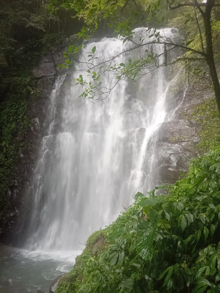水氣中，明顯感受到負離子鋪面而來，猶如萬馬奔騰之勢