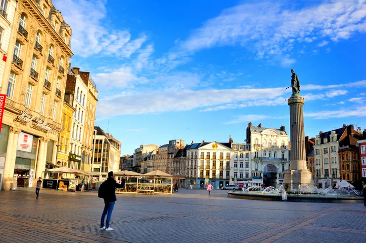 【榮耀的自由女神俯瞰著大廣場 建築宛若永恒惟世人來去匆匆】