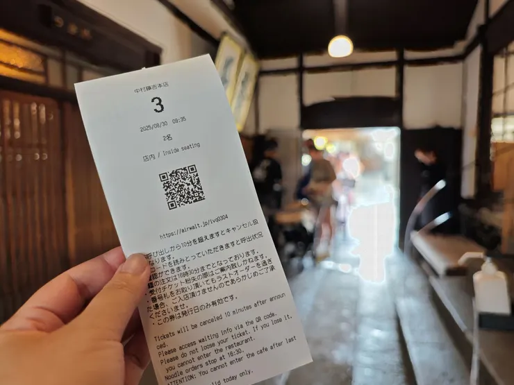 一早來排，排到003號✌️