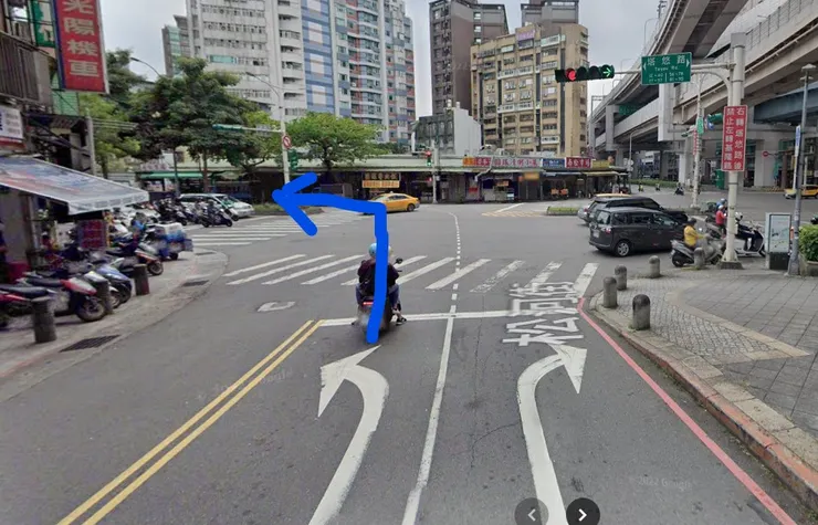 靠左等紅綠燈後左轉塔悠路