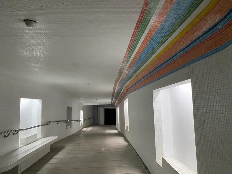 白色馬賽克磁磚搭配七彩色磚，呼應建築外觀的白色磚的七彩變色質感