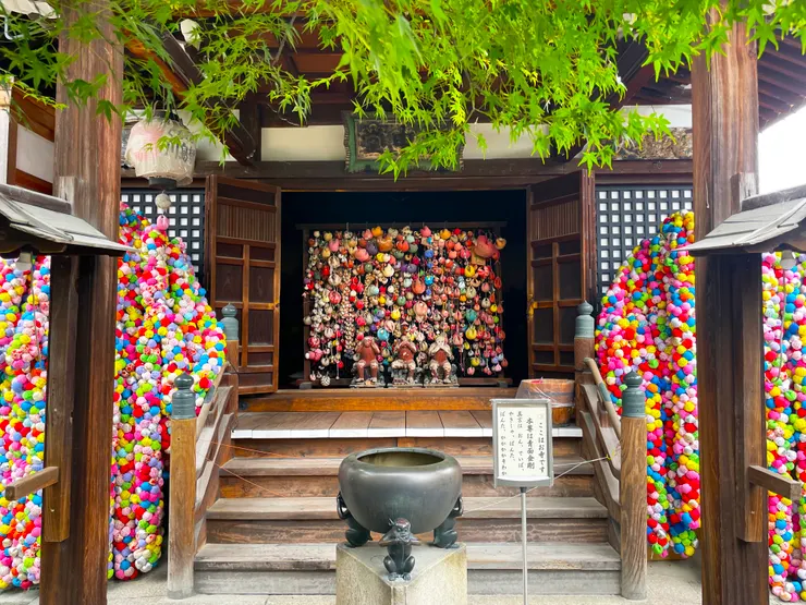 沿路會經過「八坂庚申堂」，以色彩鮮艷布料作成的「許願猴」也非常好拍