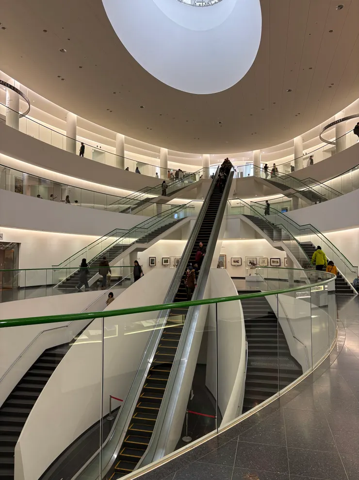 一樓逛完,可以爬樓梯or電扶梯到其他樓層參觀,這時又可以看到最一開始直通B1的電扶梯。建築物與參觀動線上的設計真是一絕。