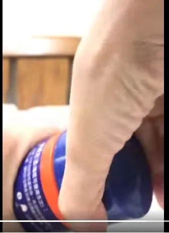 單靠食指與拇指力量是旋不開的，　得反手用握住的方式用蠻力旋開來