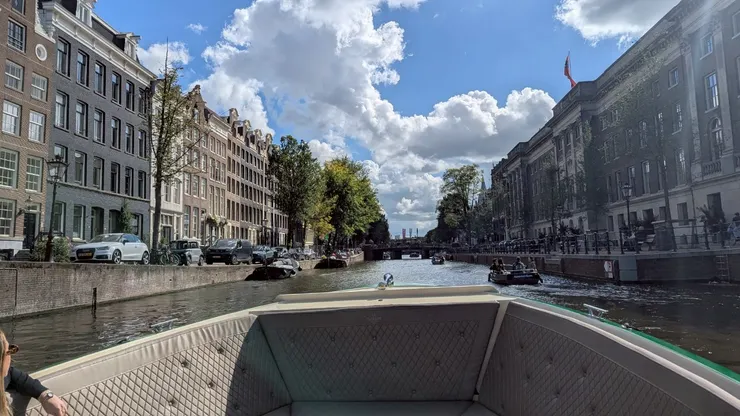 河道兩旁的房子據說要價不斐