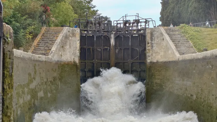 豐塞拉船閘以注水改變水位的方式克服地形問題。