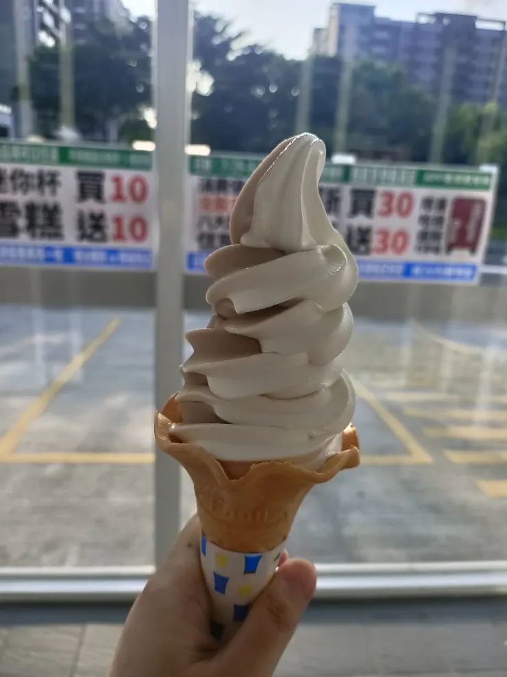 買冰吃,仙草加牛奶口味的,很特別!