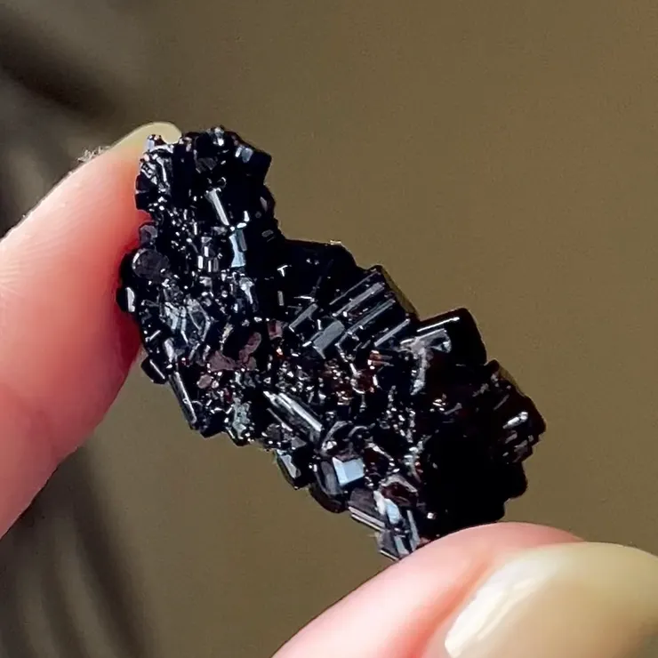 來自巴基斯坦的符山石,帶紅色的色澤