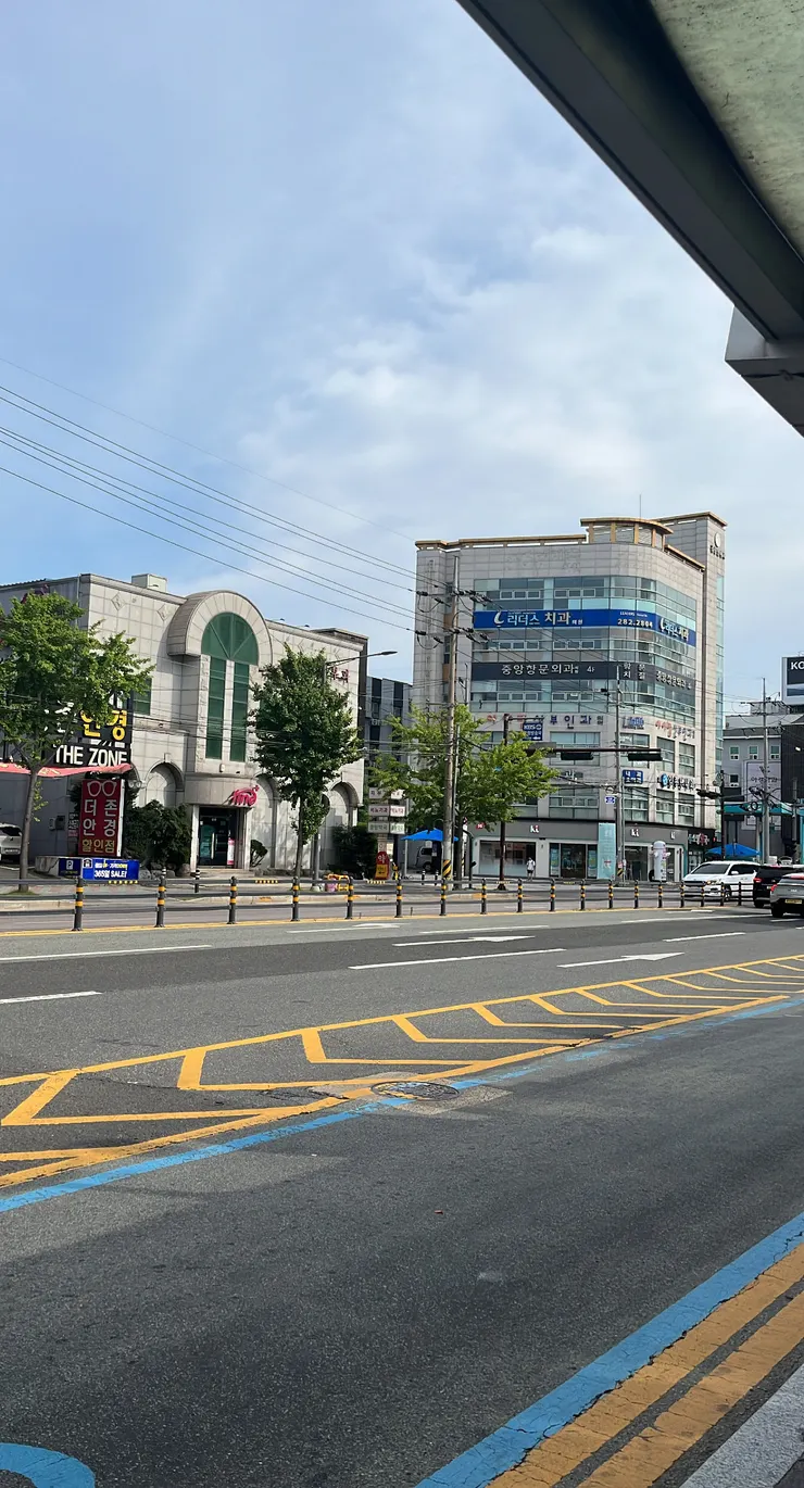 等公車的同時順便記錄一下不同城市的道路風景。