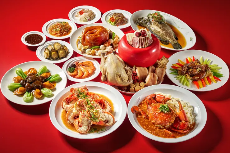 珍珠坊高陞套餐內含福祿壽五福大拼盤、蒜香樹子蒸龍蝦、御品珍膳干貝燉雞、清蒸龍虎斑、珍鮑扒花菇等八道菜餚。（台北福華大飯店提供）