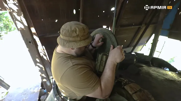 上校真的很大隻，蘇系坦克都有維持低輪廓的設計傳統，通常都會選擇體型較瘦小的人擔任戰車兵。(畫面來源：Армія TV)