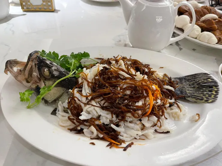 登場的龍鬚桂魚，魚肉絲條條分明，廚師的刀功可見一斑。（作者的姑丈拍攝）