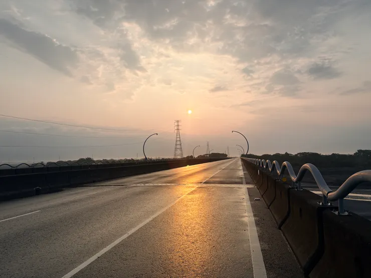 清晨空無一人的里嶺大橋