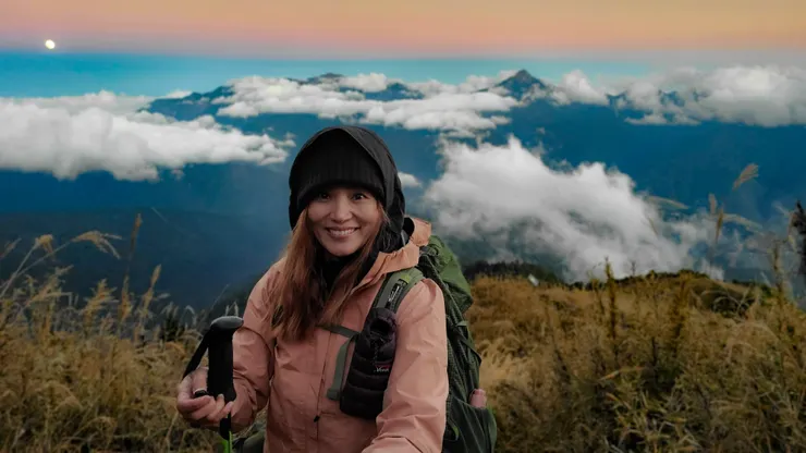 遇上高山大景超開心，一定要拍好拍滿的女子！！