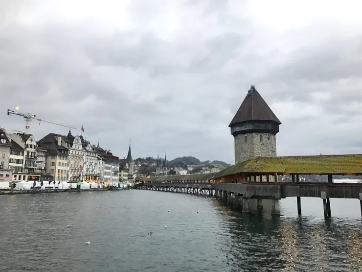 卡貝爾橋正中央佇立著一座八角型的水塔，原本是 13 世紀的古堡，現僅留存的八角形牆柱作為水塔之用