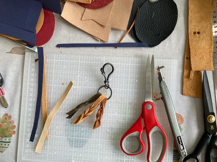 用紙皮革、榔皮、牛皮先測試第一種編織手法