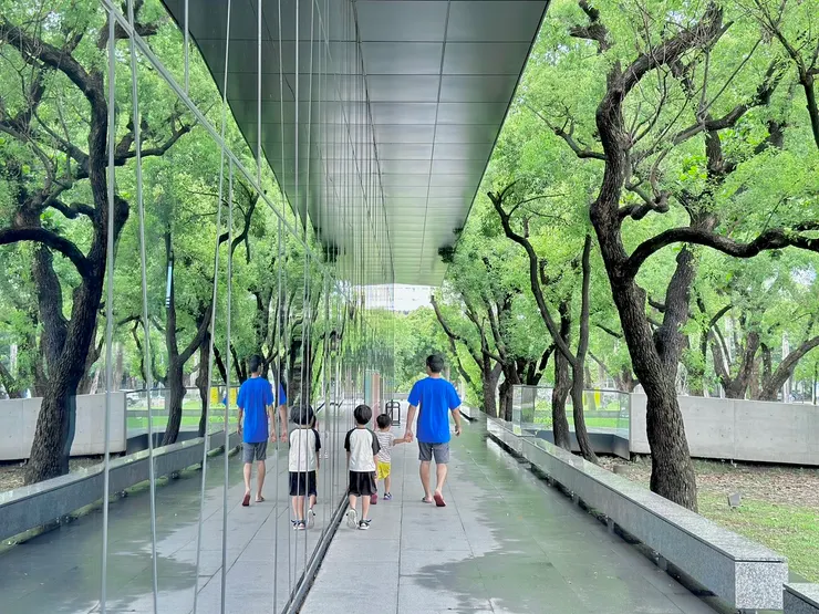圖書館一樓的玻璃巧妙反射了公園裡的綠意，彷彿走入森林裡