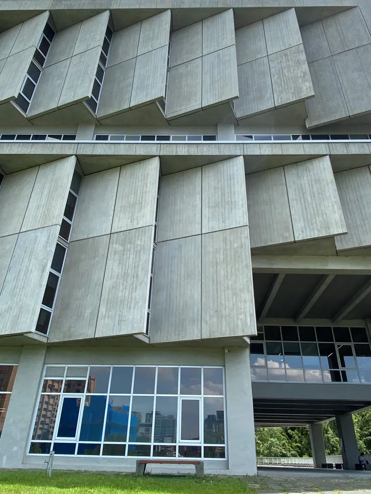 政大賢達圖書館