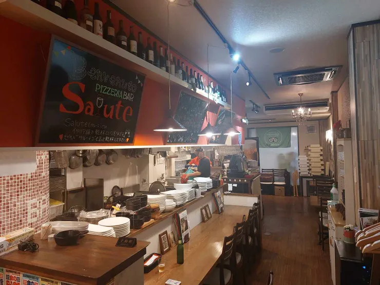 進到店裡的第一印象，真的就是窯烤披薩加酒吧的氛圍