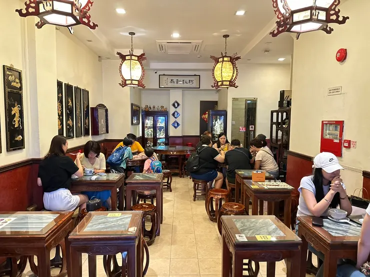 給顧客專門用餐的店面，雖然座位都很近，不過寬敞明亮許多