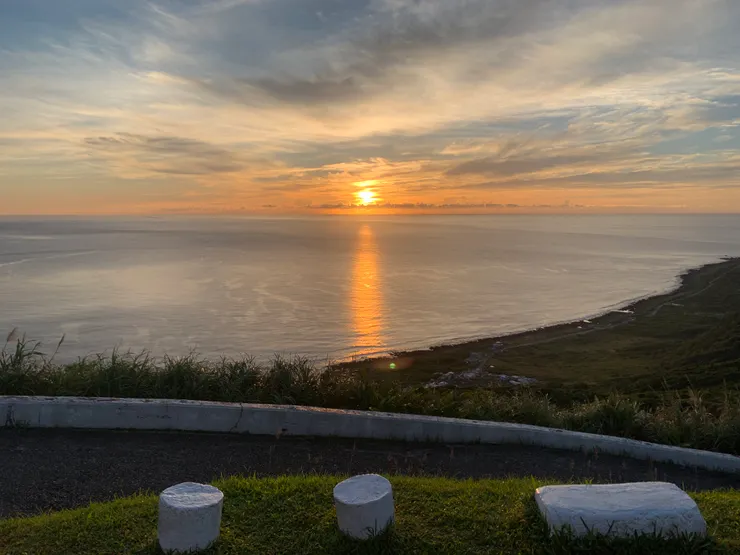 太陽升起後，形成一道光束照著太平洋