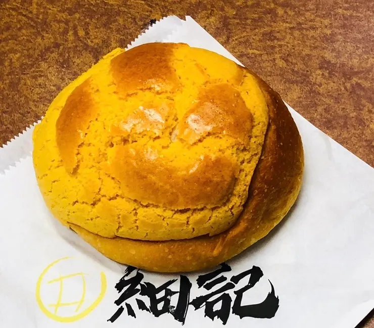 菠蘿包～頂層酥皮靈感來自合桃酥。（細記港式麵包）
