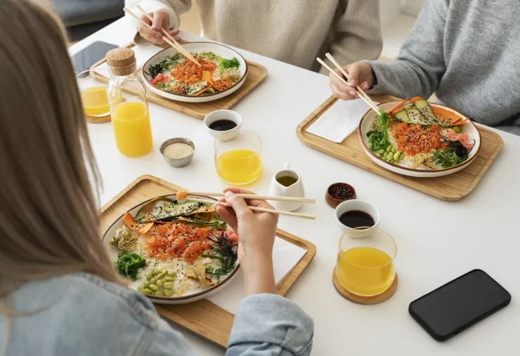 餐桌往往會伴隨著許多社交互動。圖片來自：freepik。