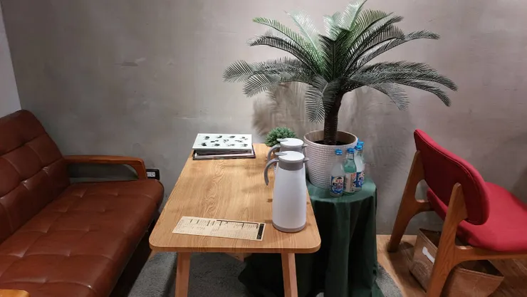 舒適的沙發小桌,旁邊有盆栽裝飾