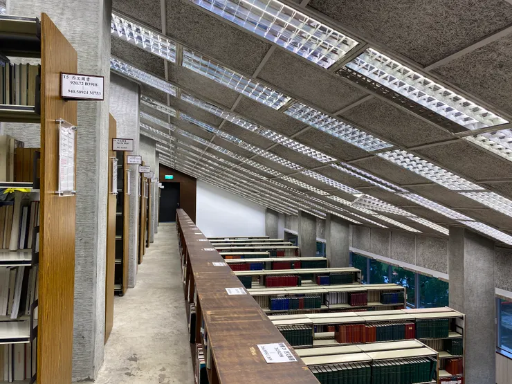 從二樓圖書區望向一樓