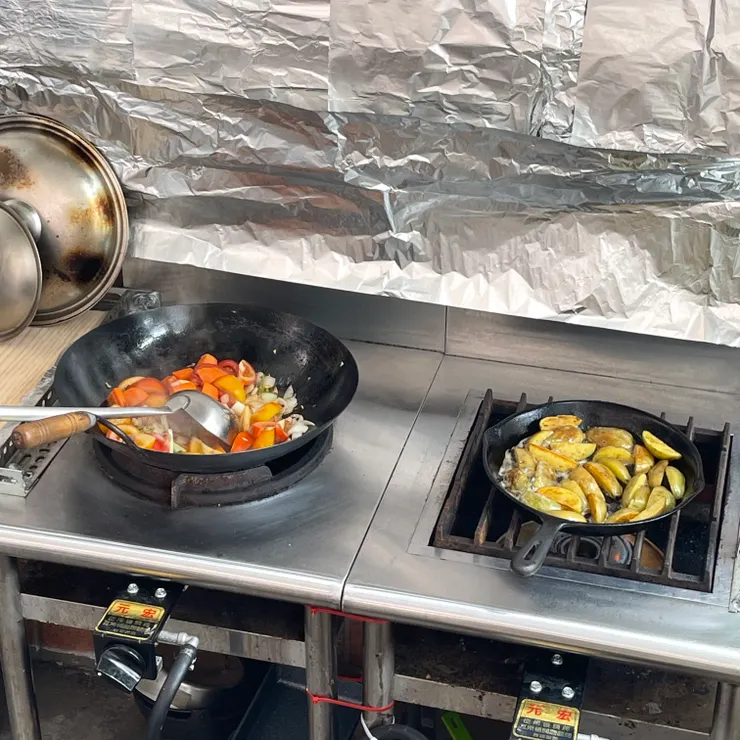 新家自己設置的廚房長這樣,一邊用來炒,另一邊用來煎或煮湯。換了新的爐芯,比之前的爐芯火力更大,但更難控制了…