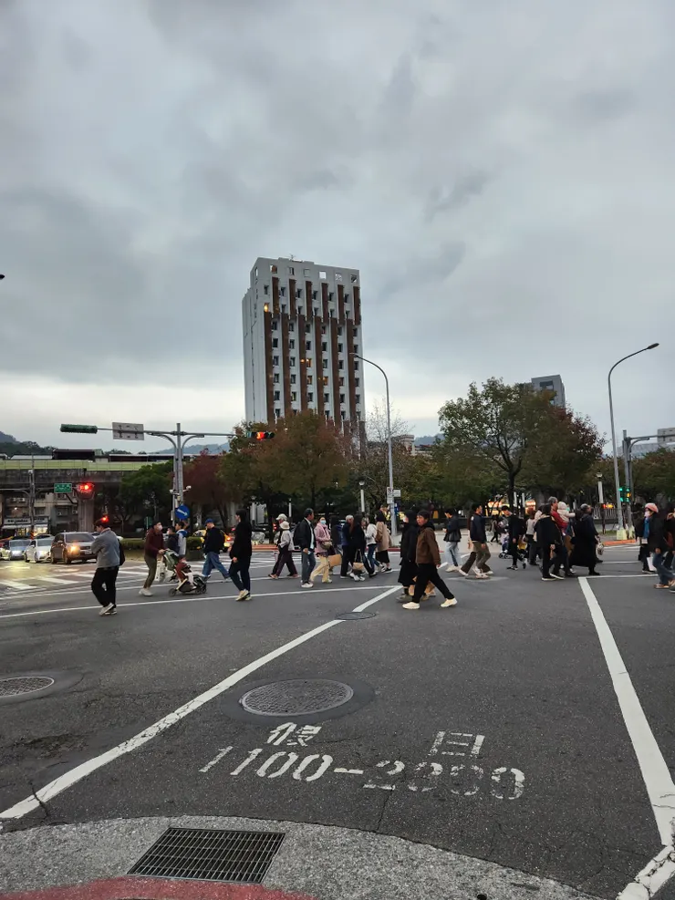 從捷運站來來往往的人潮👣