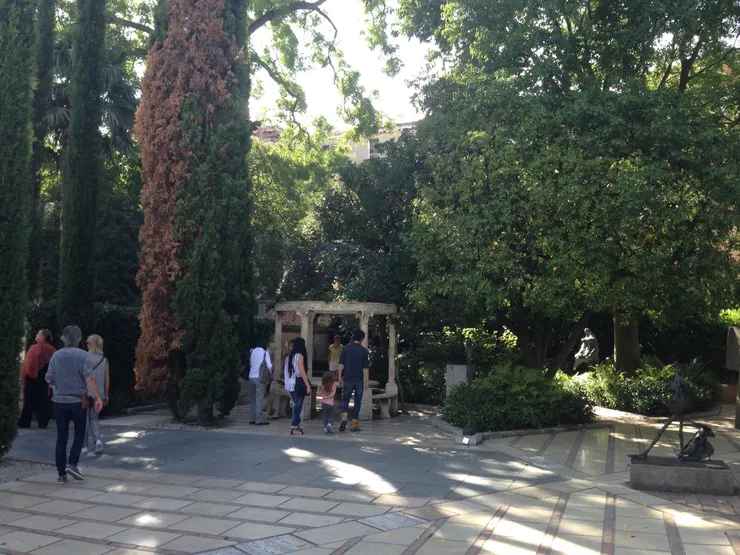 花園並不大，但是陳列相當多雕塑作品