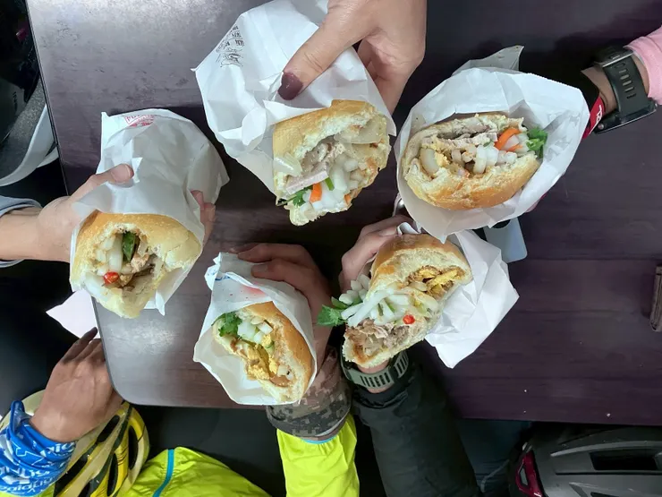 忠貞市場的越南麵包，胎壓不足也不能阻止我們用美食開局