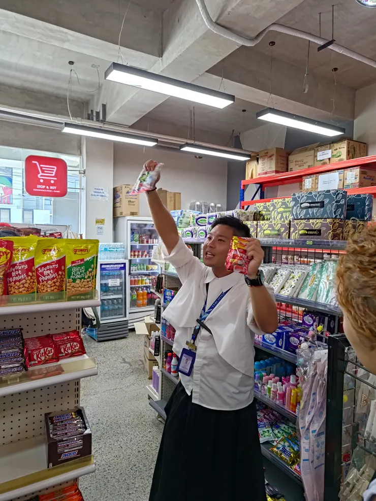 臺灣經理在新生訓練時介紹校園環境