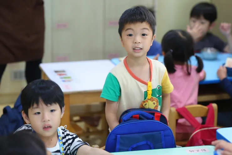 （圖說：皓皓(右)現在能自行整理書包。）