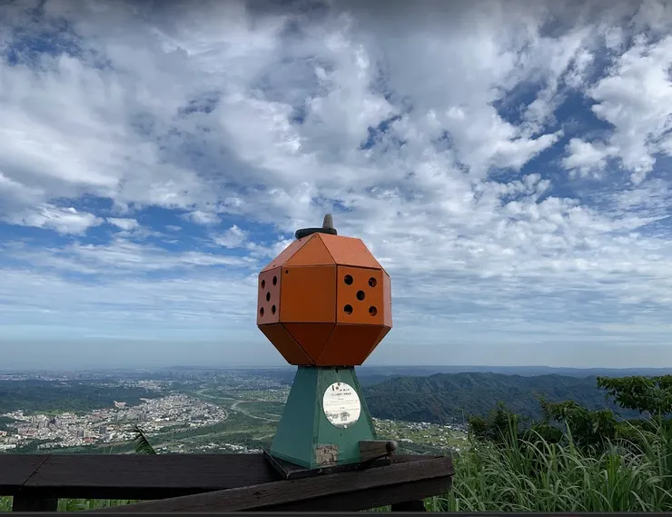 山頂景緻，還有小橘人