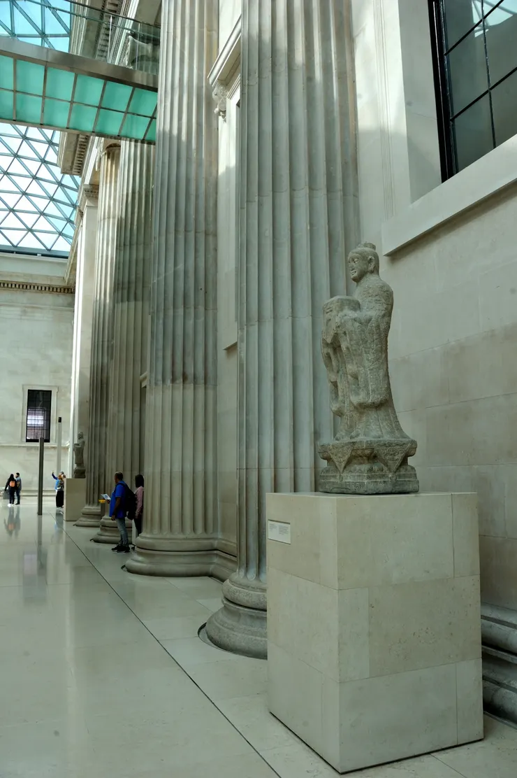 【各個展場入口前，樹立著不同的雕像，猜是所展文物區域的標誌，我們很自然從「孔子門」進去。其實遠望直覺認為是孔子像，近看應該不是。】