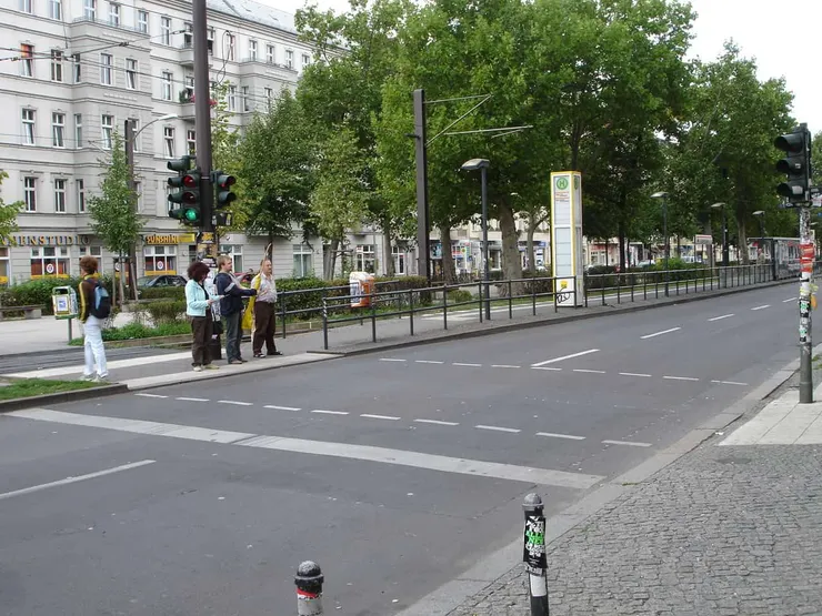 行人跨越車道有號誌管控