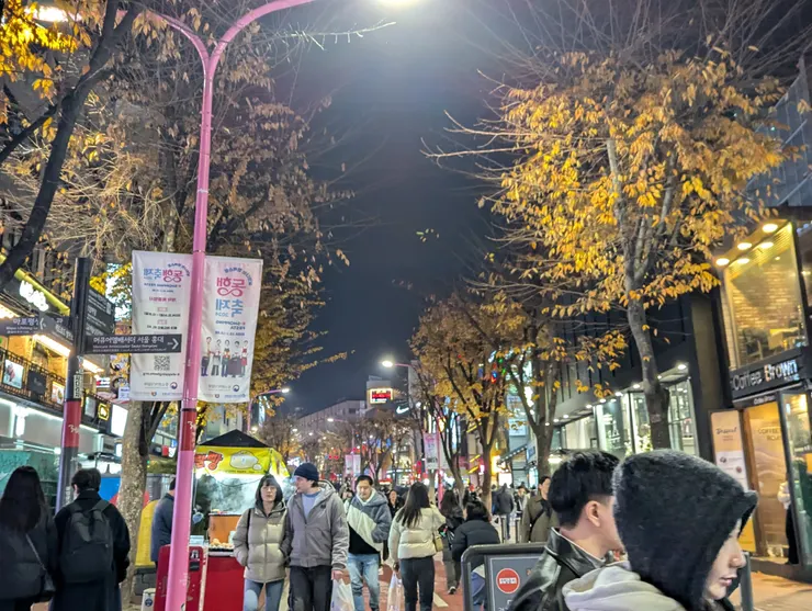 夜晚的弘大商圈