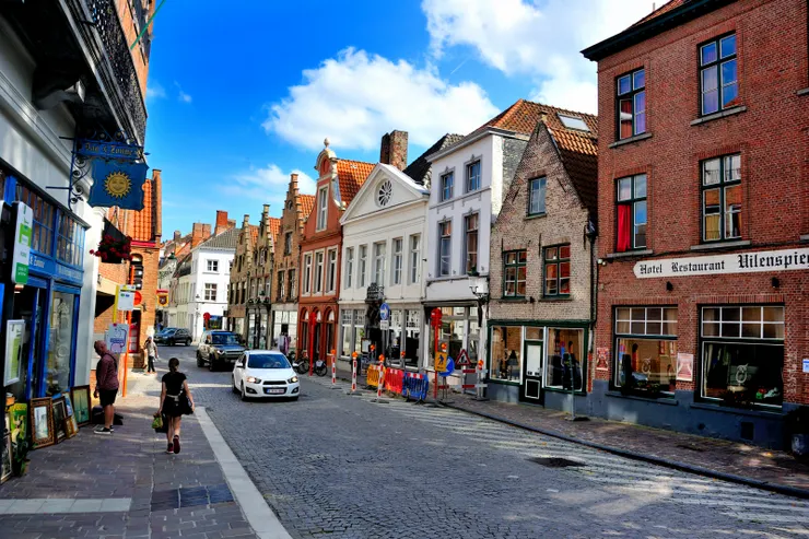 【陽光下市街充滿幾何形狀與色彩 別問任一小巷的名只管往裡面踩】