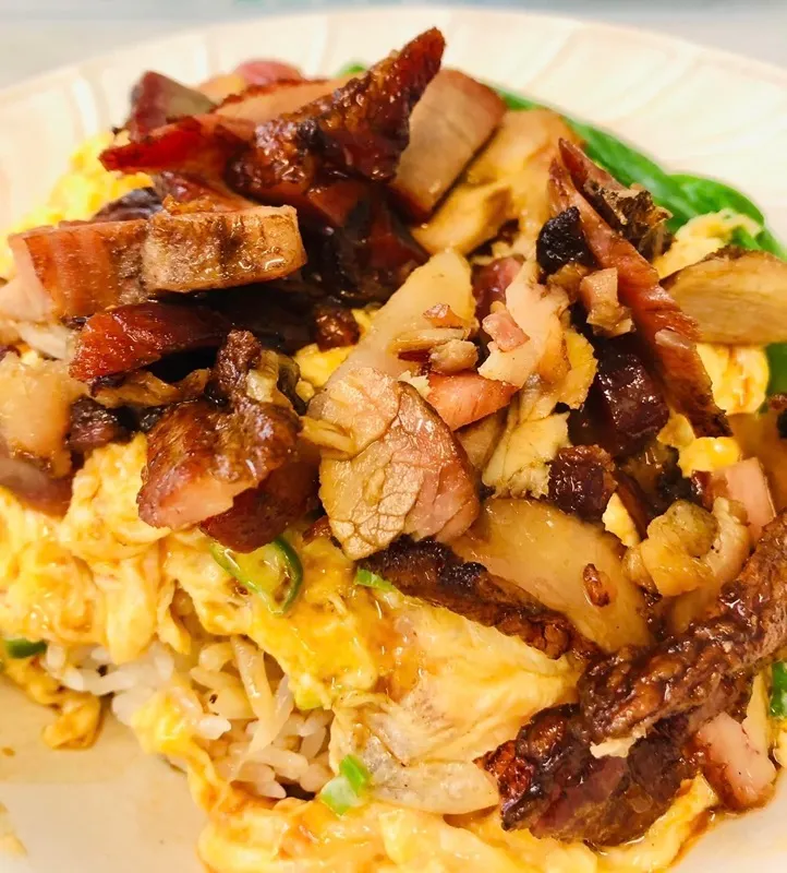 歐姆蛋叉燒飯：強調使用了三顆蛋的叉燒飯，滑蛋嫩又蓬鬆。