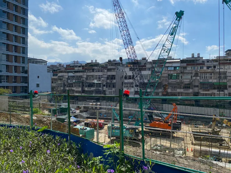 順興綠地的旁邊正在施工的地，原本有一棟百年古厝「高家古厝」