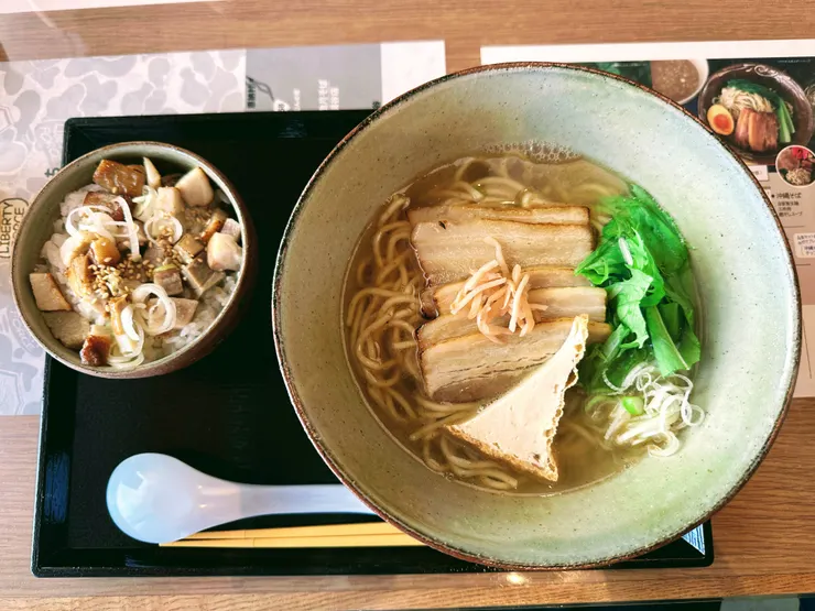 沖繩的麥豚拉麵配上一碗叉燒飯就是道地的沖繩滋味