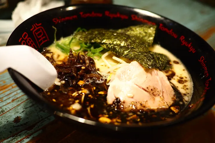 黑焦香蒜男人麵