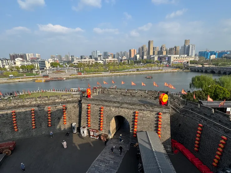 站在堅固的江陵城上，只想問：糜芳你為什麼要投降！！