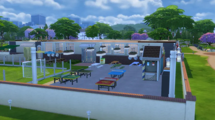 有蓋操場有乒乓球桌、用餐的地方和小賣部。